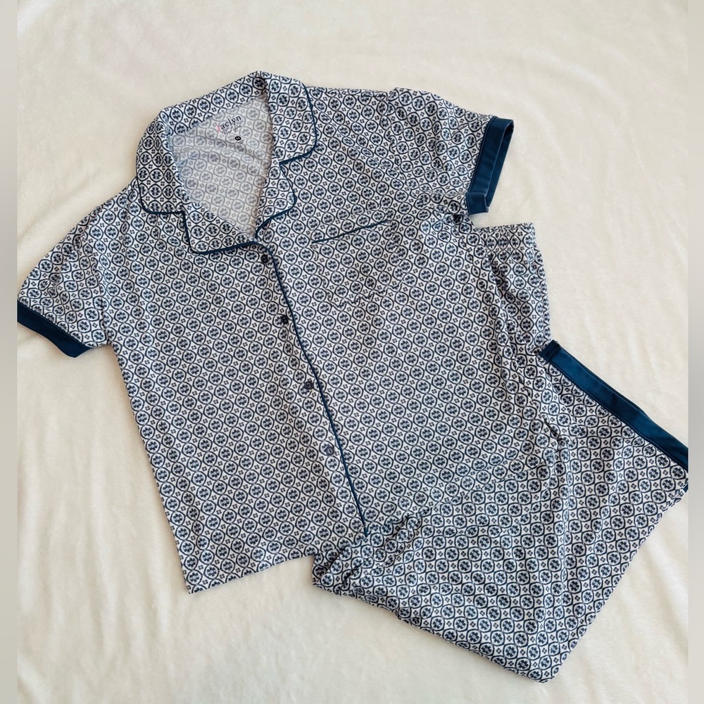 NWOT-Jacklyn Blue Patterned Ladies Pajama set